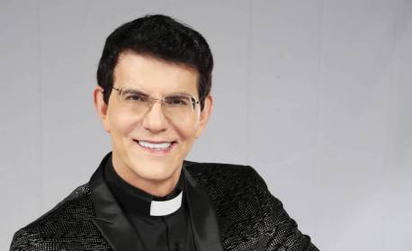 Internado, Padre Reginaldo Manzotti enfrenta complicações após cirurgia na coluna