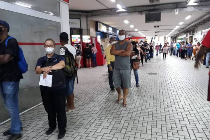 Passageiros fazem fila na Central do Brasil após a falha no cartão 