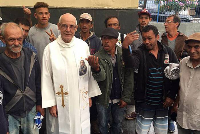 Padre Julio Lancellotti trabalha ajudando moradores de rua - Reprodução Facebook 
