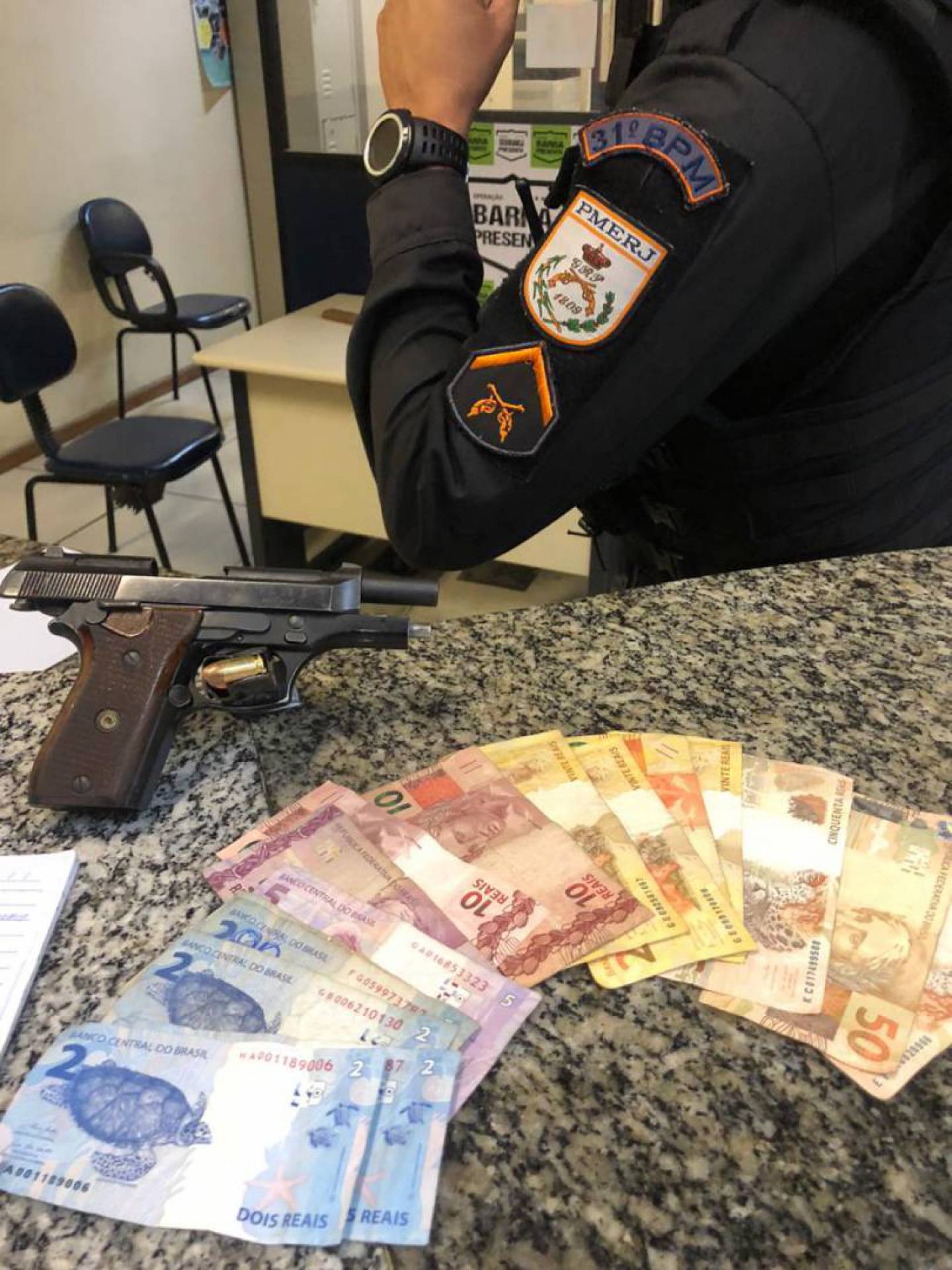 Com o suspeito, uma pistola, dinheiro em espécie e um caderno com diversas anotações de cobranças foram apreendidos