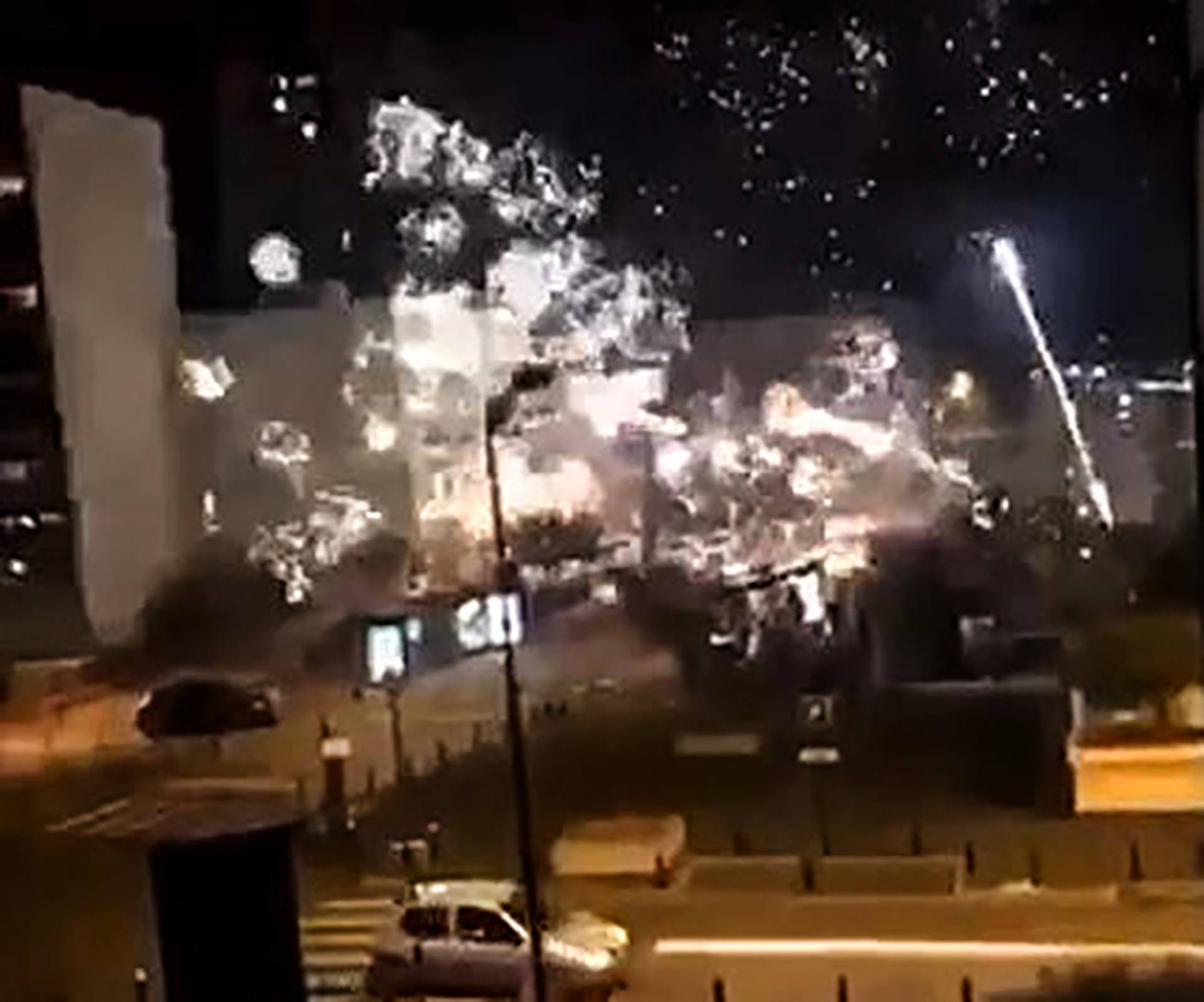 Delegacia é atacada com fogos de artifício no subúrbio de Paris