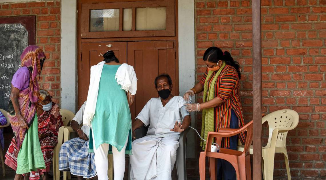 Especialistas acreditam que o balanço real é muito maior: o número de testes realizados na Índia, com 1,3 bilhão de habitantes, é muito menor do que em muitos outros Estados - SAM PANTHAKY / AFP