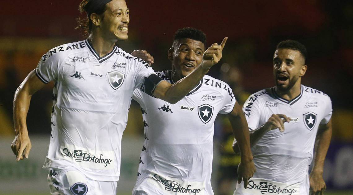 Um dos destaques do Botafogo na Ilha do Retiro, Honda (E) festeja com Rhuan e Caio Alexandre o belo gol que abriu a vitória sobre o Sport - Vitor Silva/Botafogo