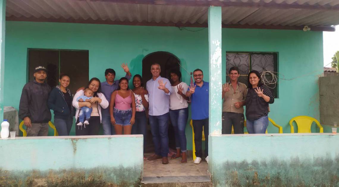 Aramis é recebido por eleitores em uma residência: corpo a corpo em bairros da cidade
