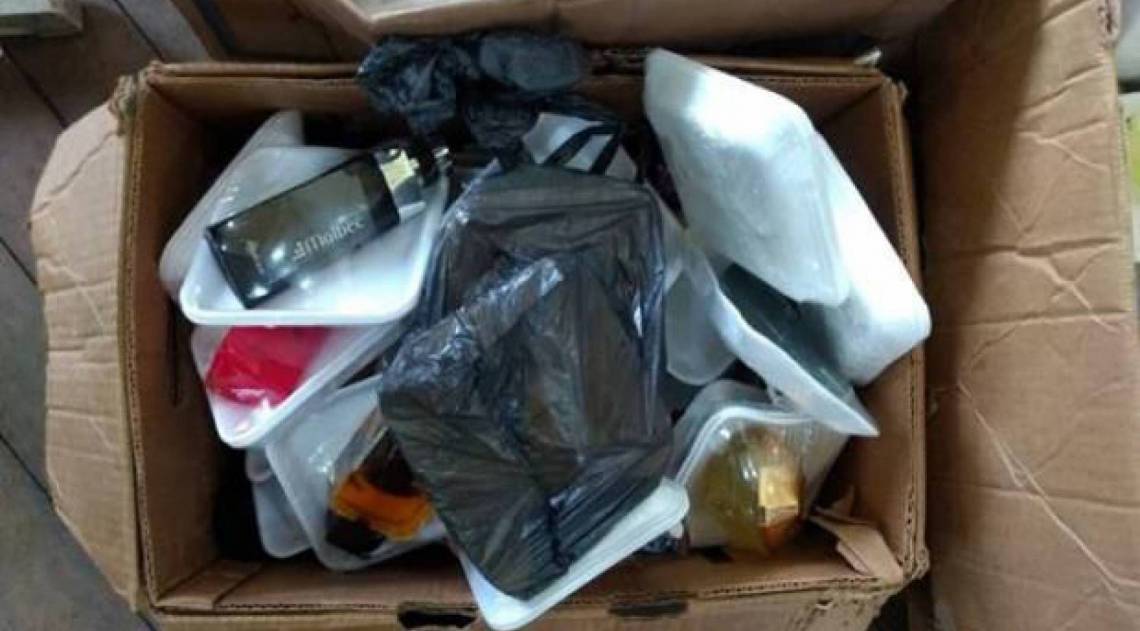 Ao todo, a Guarda Municipal apreendeu 216 pacotes contendo frascos de perfumes supostamente falsificados - Divulgação