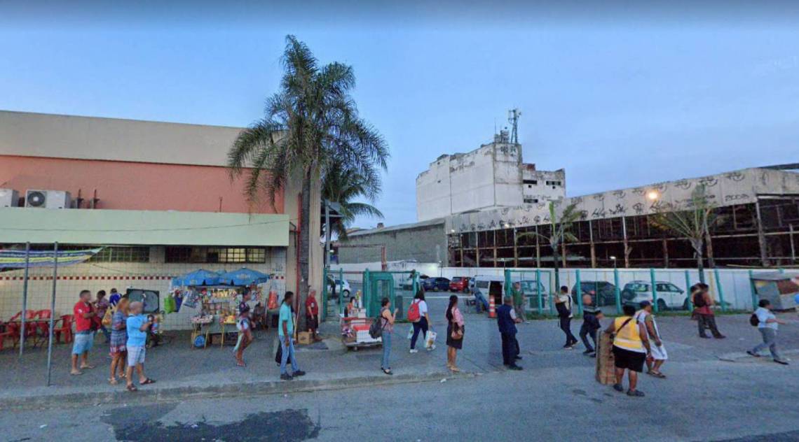 Av Brasil, altura da favela da Nova Holanda - REPRODUÇÃO GOOGLE MAPS