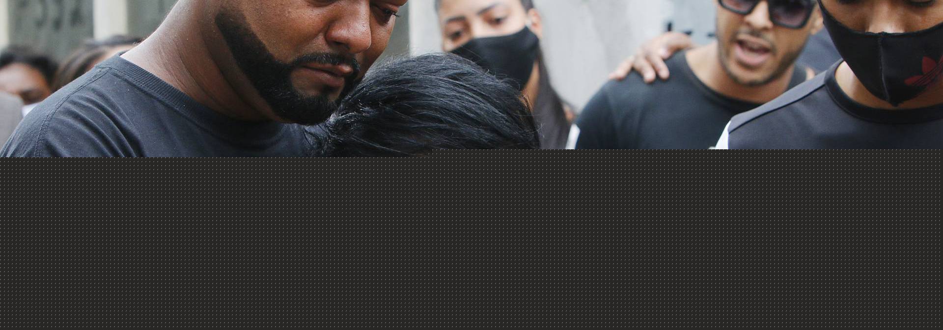 Rio de Janeiro - RJ  - 11/10/2020 - Policia - Sepultamento do adolescente, Leonidas, no cemiterio de Inhauma, zona norte do Rio - na foto, Ancelmo e a mae, Dona Alice -  Foto Reginaldo Pimenta / Agencia O Dia - Reginaldo Pimenta / Agencia O Dia