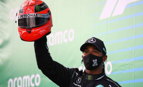 Lewis Hamilton revela sonho de pilotar a Ferrari: 'Isso aquece meu coração'