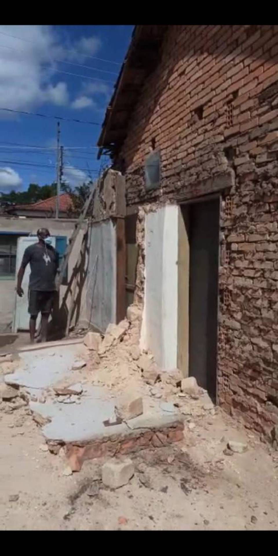Sidney no seu trabalho, no bairro de Ponte Preta: conversa com eleitores depois do expediente