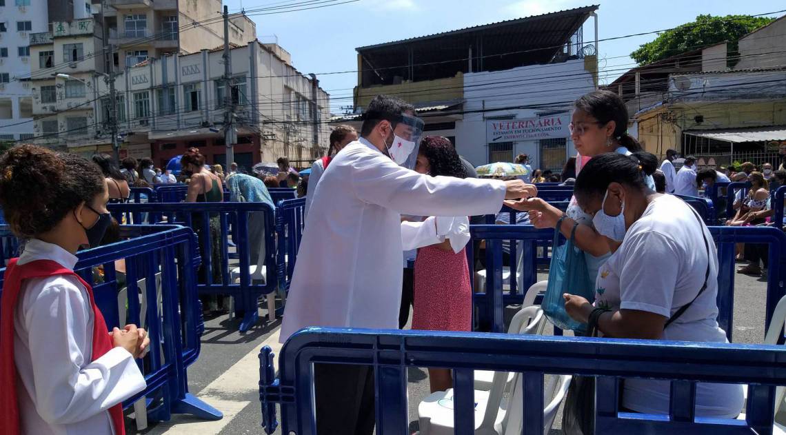 Missas s&atilde;o realizadas de duas em duas horas na parte externa da par&oacute;quia - Lucas Cardoso