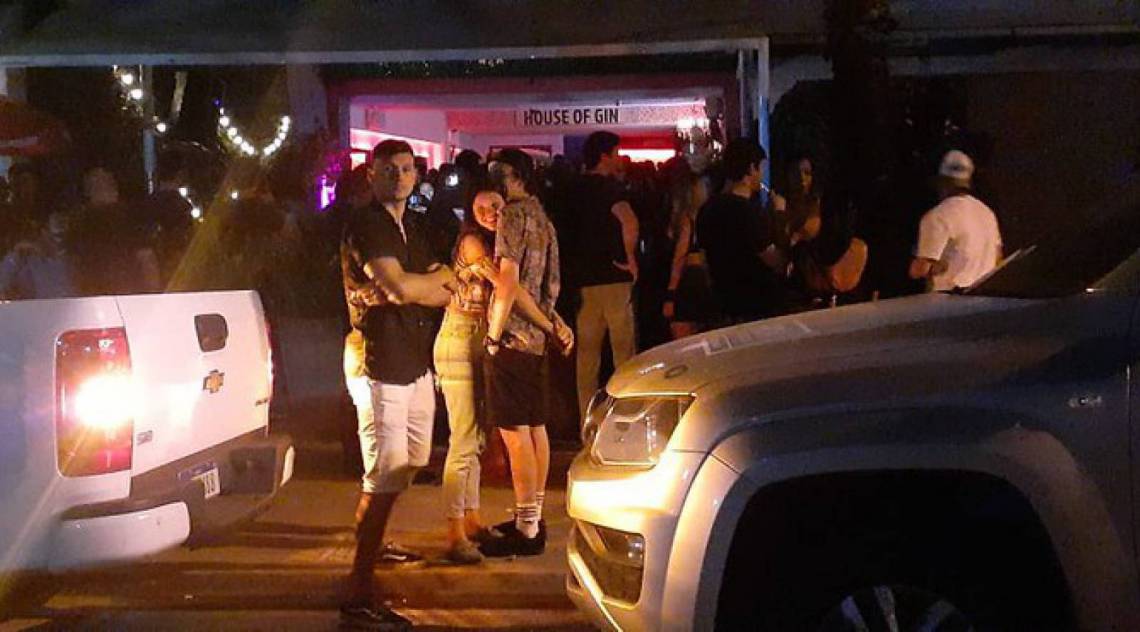 Casas de festa da Barra da Tijuca promoviam aglomeração na noite deste domingo