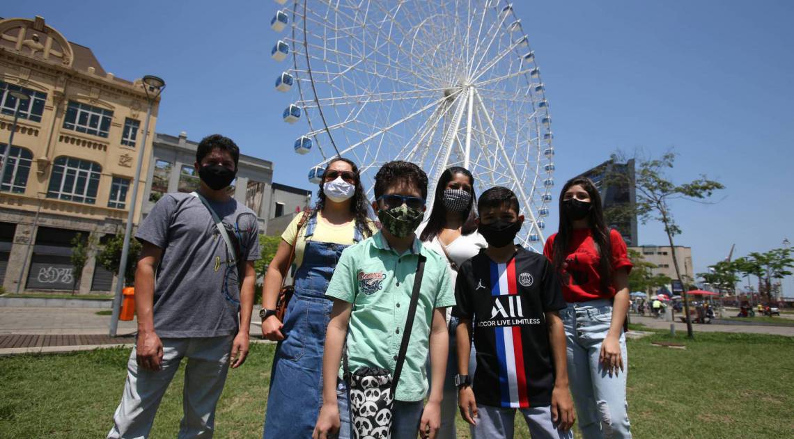 Dia das Crian&ccedil;as - Fam&iacute;lias de cariocas e turistas levam as crian&ccedil;as para zona portu&aacute;ria do Rio para visitar o AquaRio. Na fotos as crian&ccedil;as, Albert  (de verde), Luidi (com camisa de futebol) e Liliane (a adolescente).  Leandro, Jucelia e Aline (adultos)  