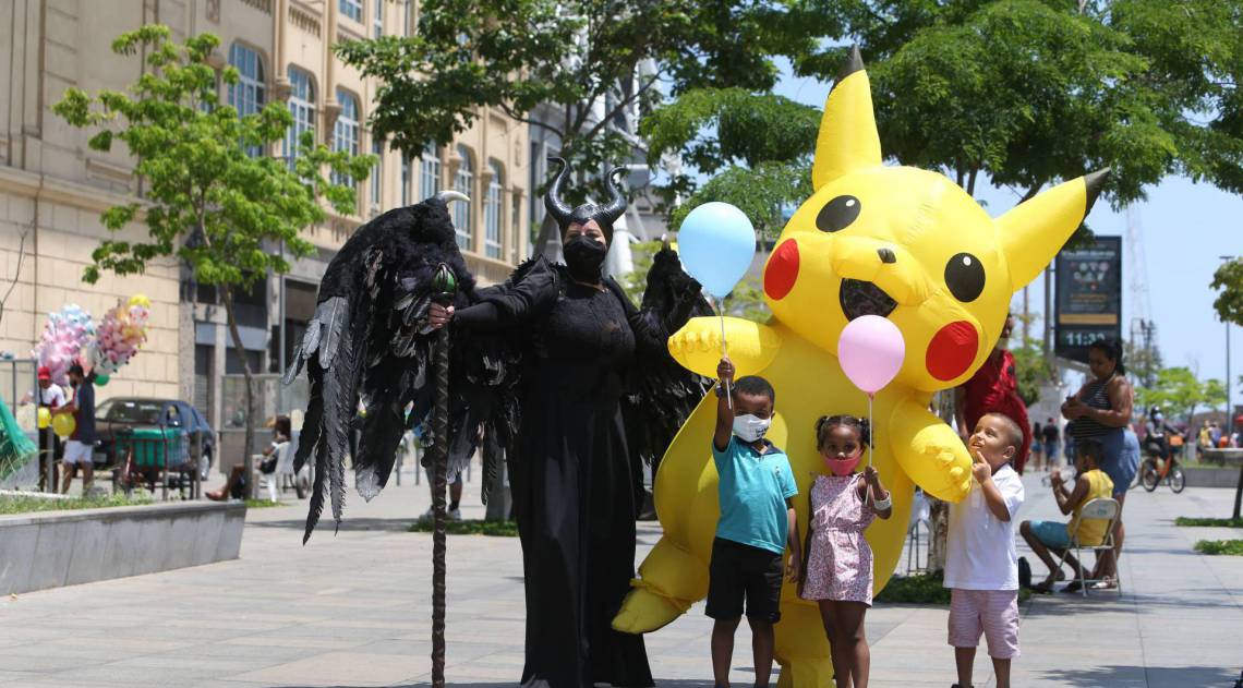 Dia das Crianças - Famílias de cariocas e turistas levam as crianças para zona portuária do Rio para visitar o AquaRio. 