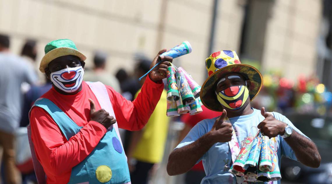 Dia das Crianças - Famílias de cariocas e turistas levam as crianças para zona portuária do Rio para visitar o AquaRio. Palhaços vente cornetas e divertem as crianças.  