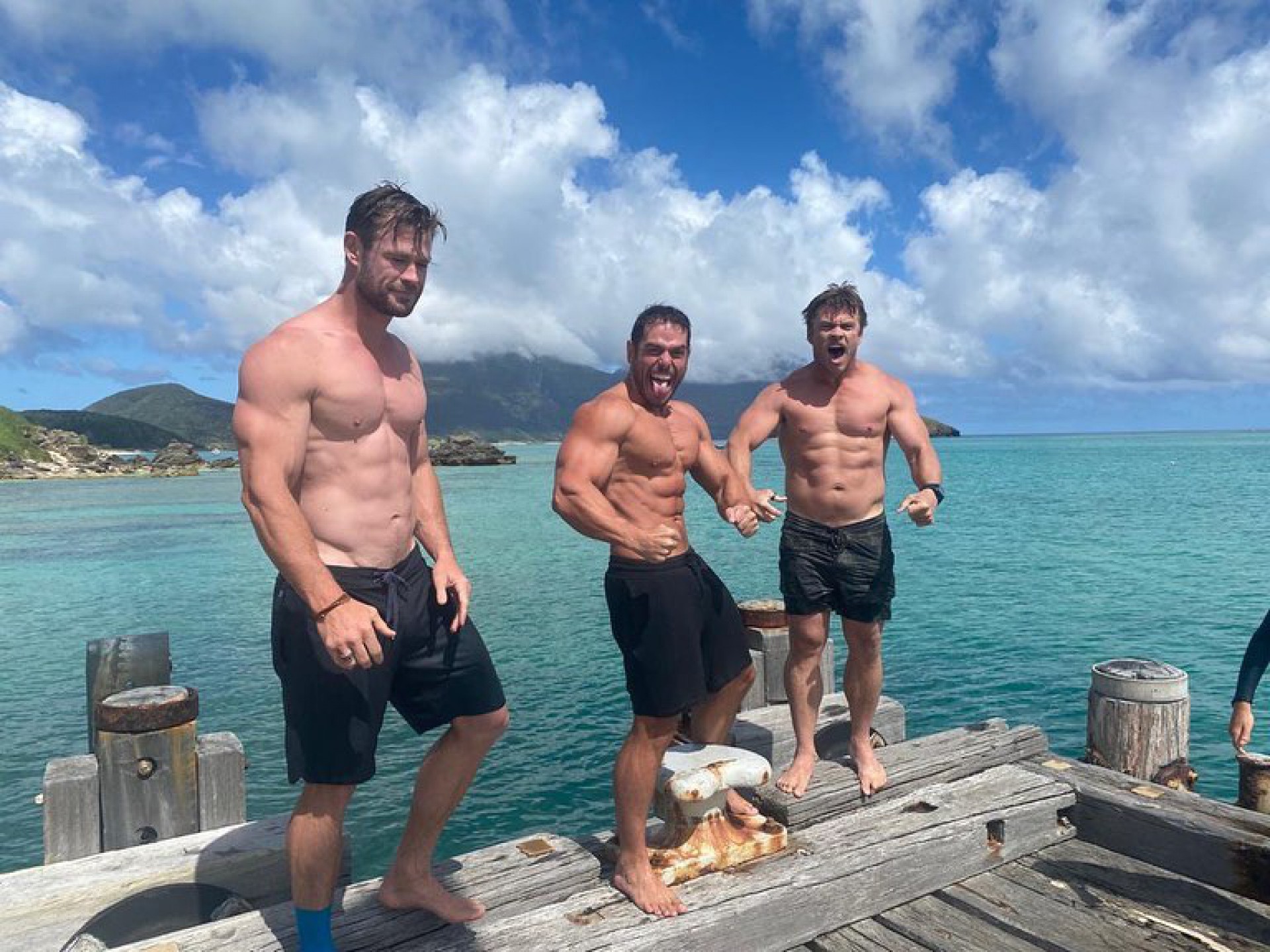 Chris Hemsworth, astro de Thor, posta foto e fãs reparam nas pernas finas -  Trends