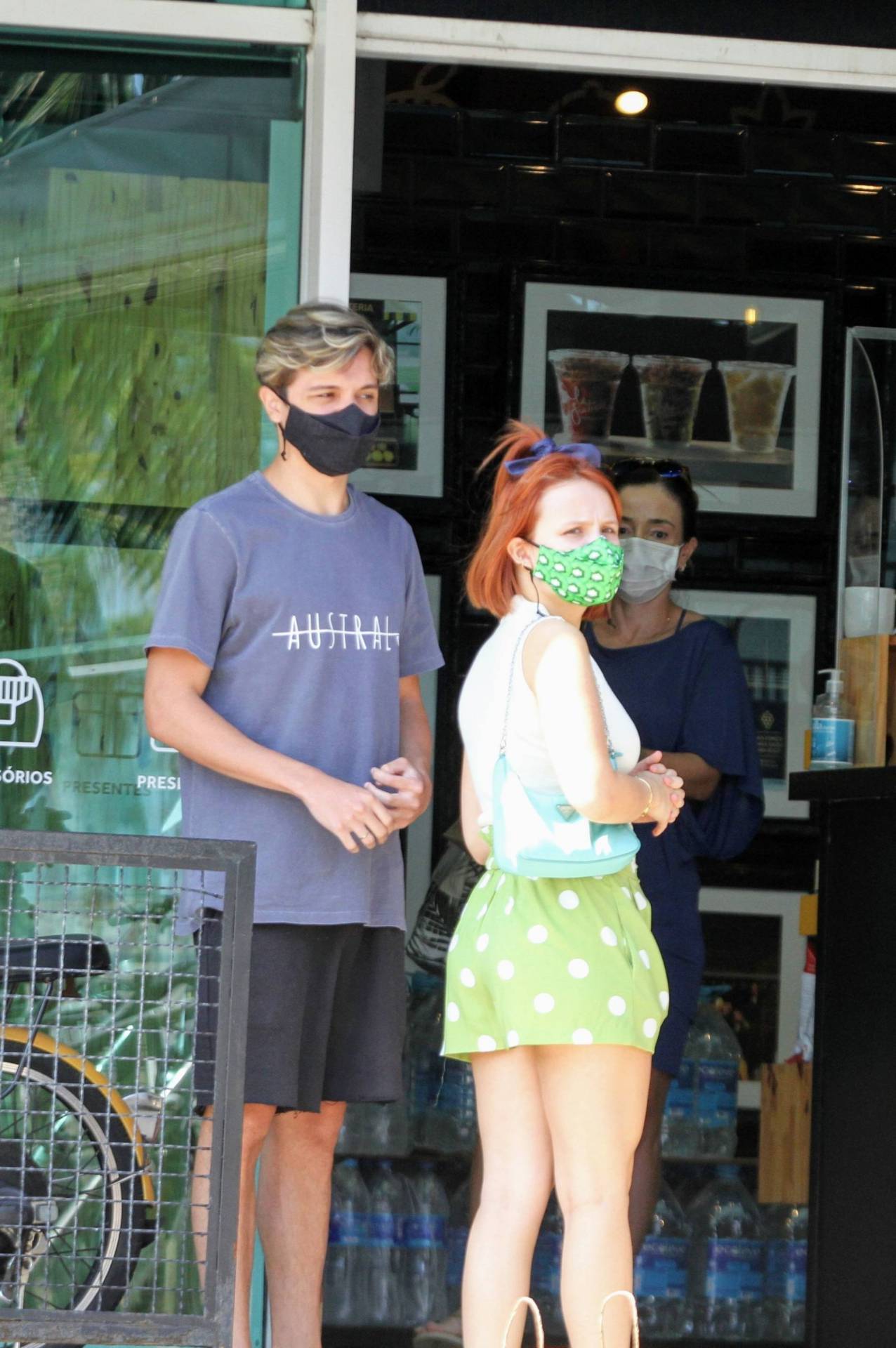 AGN_2014403 - Rio de Janeiro, BRASIL  -  *EXCLUSIVO*  - Larissa Manoela vai em um Hortifruti com seu namorado em um bairro da zona sul do Rio. A atriz a&iacute; da fotografou seu namorado com uma f&atilde;. FOTO/ RODRIGO AD&Atilde;O/ AGNEWS.  Pictured: Larissa Manoela e Leo cidade  AgNews 12 OUTUBRO 2020   BYLINE MUST READ: Rodrigo Adao / AgNews  Xico Silva telefone: (21) 98240-2501 email: agnews.fotografia@gmail.com       Caption - Rodrigo Adao / AgNews