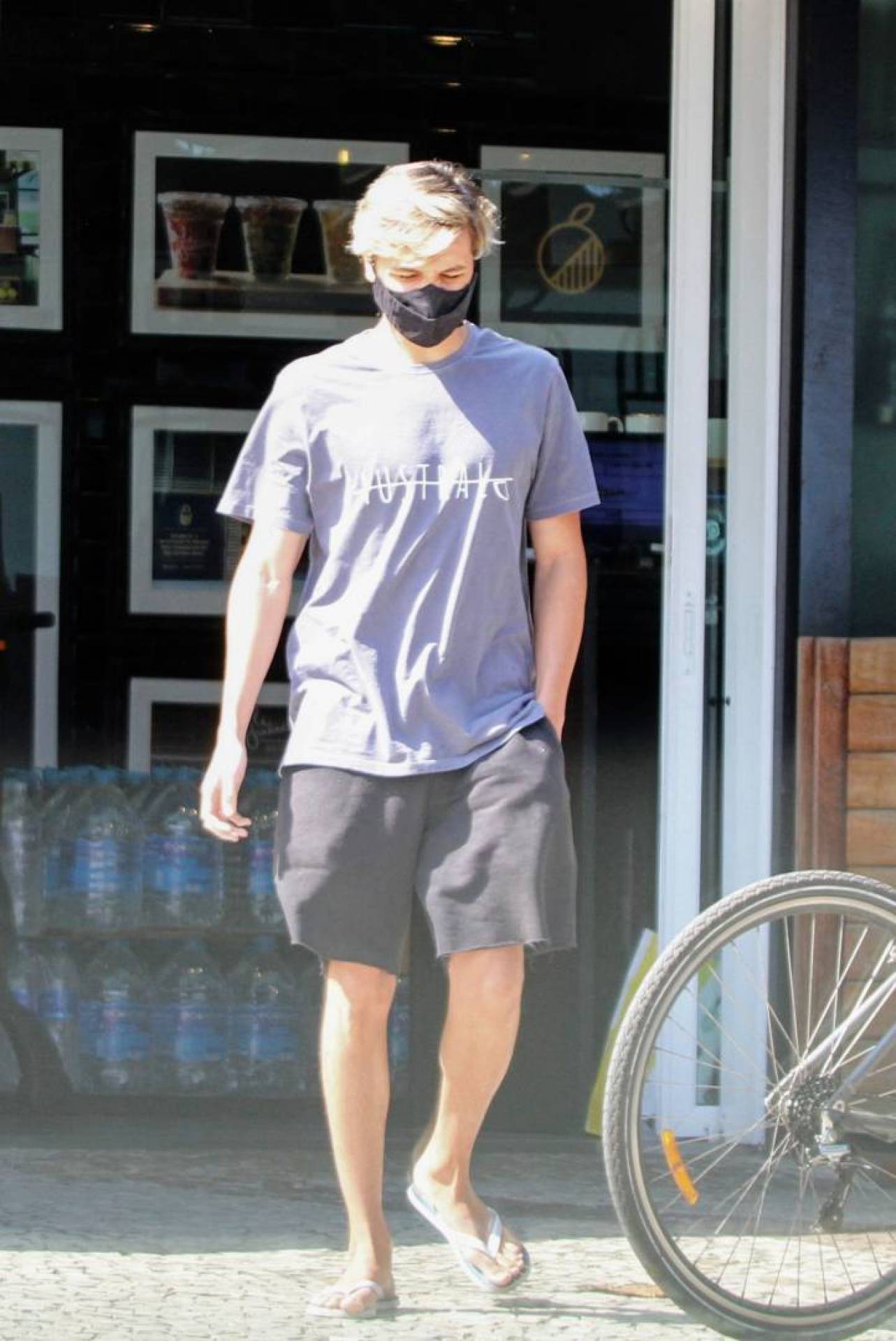 AGN_2014403 - Rio de Janeiro, BRASIL  -  *EXCLUSIVO*  - Larissa Manoela vai em um Hortifruti com seu namorado em um bairro da zona sul do Rio. A atriz a&iacute; da fotografou seu namorado com uma f&atilde;. FOTO/ RODRIGO AD&Atilde;O/ AGNEWS.

Pictured: Larissa Manoela e Leo cidade

AgNews 12 OUTUBRO 2020 

BYLINE MUST READ: Rodrigo Adao / AgNews

Xico Silva
telefone: (21) 98240-2501
email: agnews.fotografia@gmail.com
      Caption