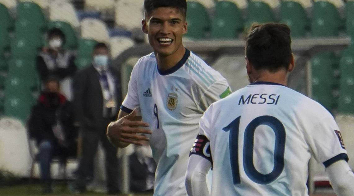 Joaquin Correa celebra o gol da virada com Lionel Messi - AFP/Javier MAMANI
