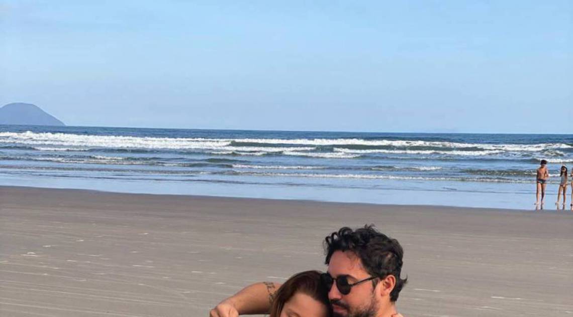 O 'princeso' Fernando Zor no colo da namorada, Maiara