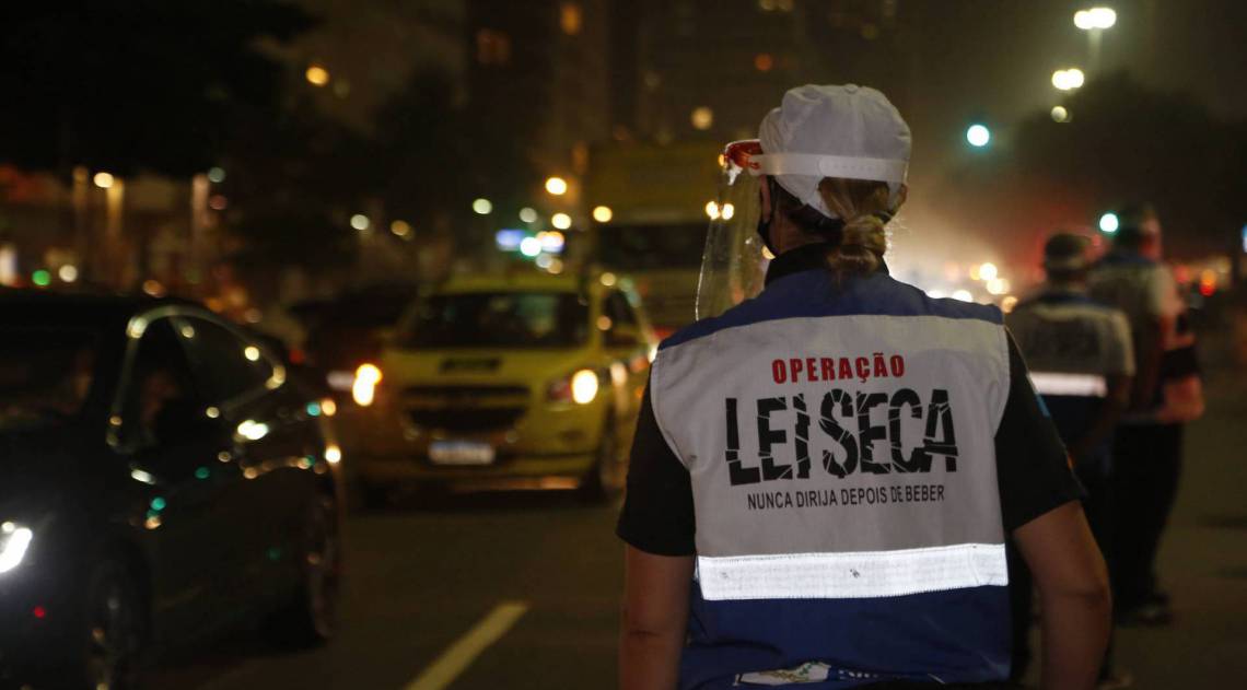 Operação Lei Seca flagra 76 motoristas embriagados no primeiro fim de semana após a volta da fiscalização