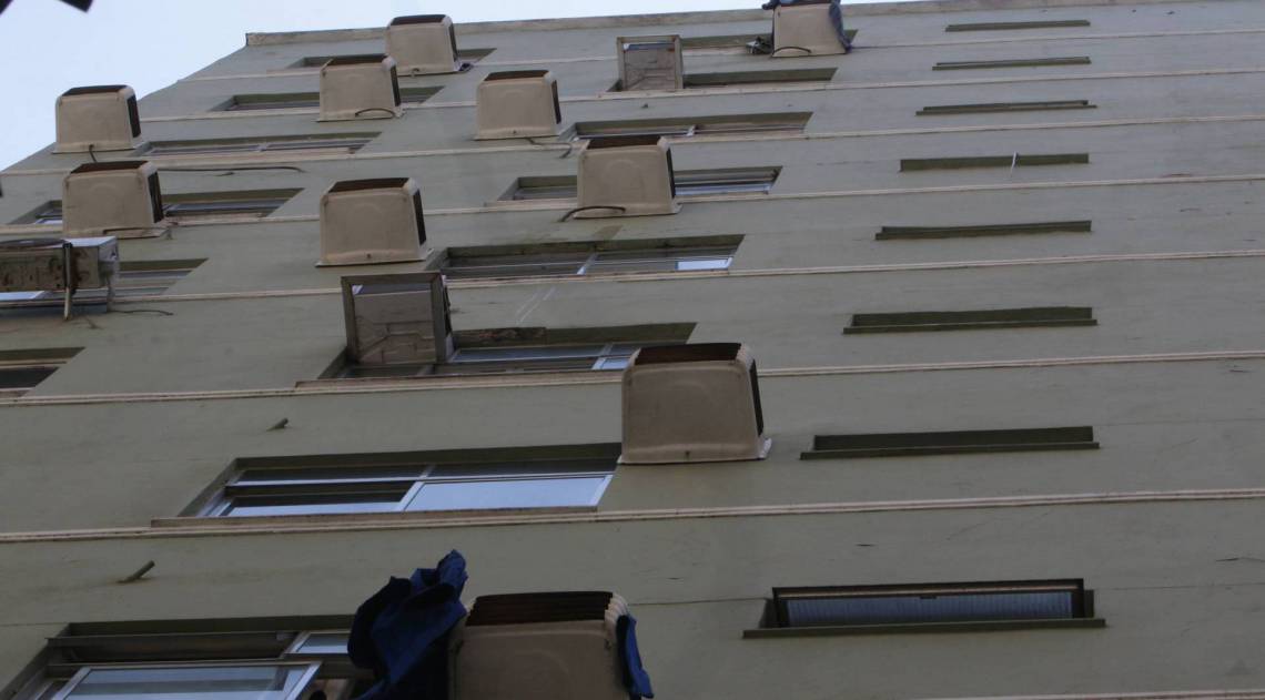 Rio de Janeiro - RJ  - 13/10/2020 - Policia - v&iacute;tima de botijao de gas em Copacabana, zona sul do Rio. O homem foi atingido por um botijao de gas arremessado do edificio Cannes, que fica na esquina das ruas Djalma Urich e Aires Saldanha - na foto, predio de onde teria sido jogado o botijao -Foto Reginaldo Pimenta / Agencia O Dia