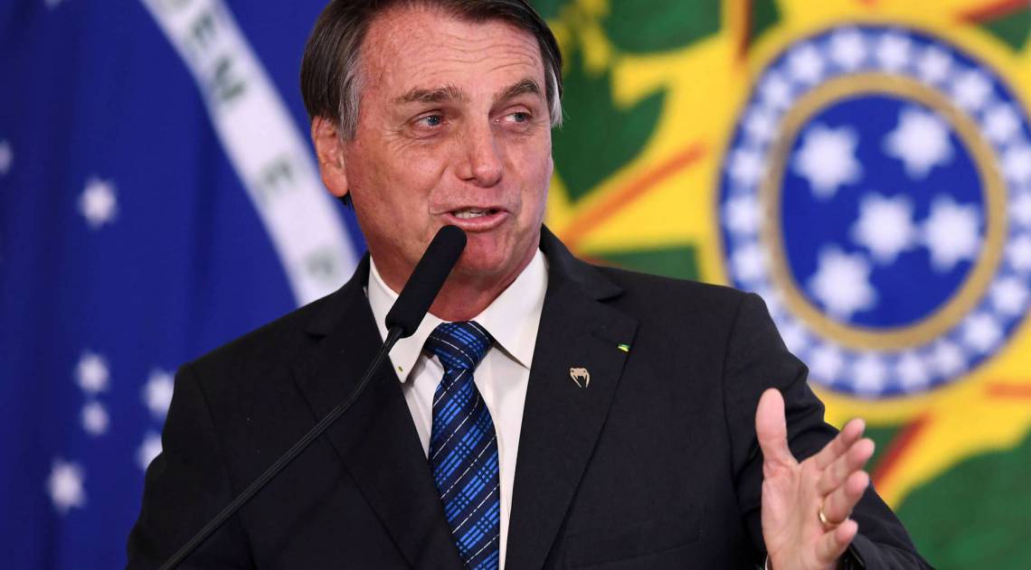 Presidente Jair Bolsonaro voltou a contestar a obrigatoriedade de vacinar a população - EVARISTO SA / AFP