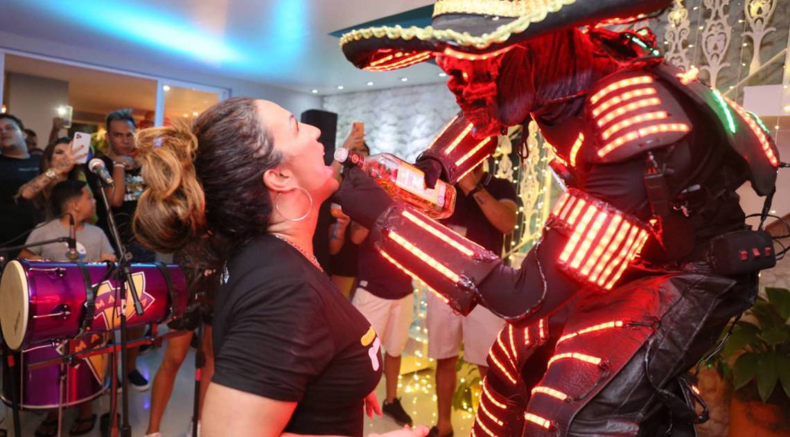 Valesca Popozuda ganha festa de aniversário surpresa para comemorar seus 42 anos