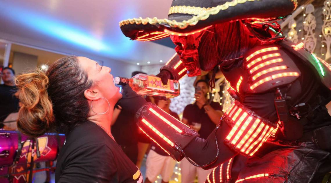 Valesca Popozuda ganha festa de aniversário surpresa para comemorar seus 42 anos