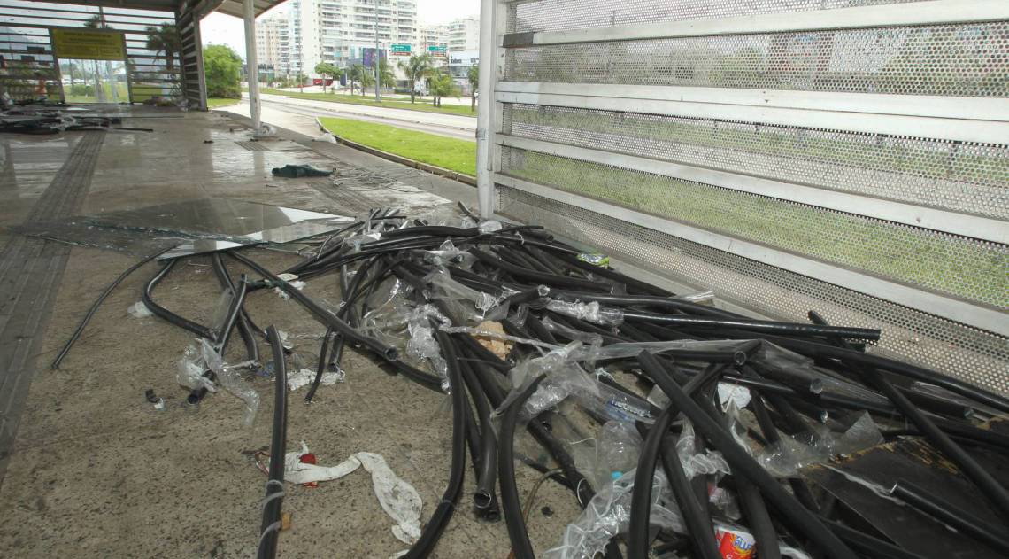14/10/20 - Esteções BRT fechadas e depredadas. Na foto, Estação, Gelson da Fonseca. Na foto, cabos aparentemente furtados na região. Foto: Estefan Radovicz / Agência O Dia
Byline