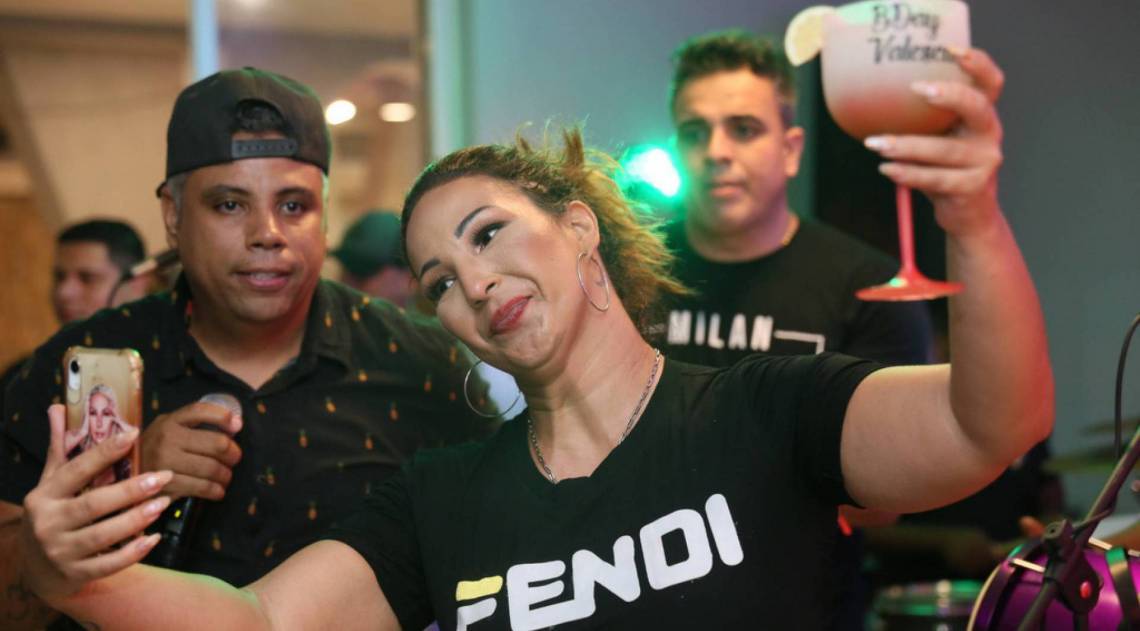 Valesca Popozuda ganha festa de aniversário surpresa para comemorar seus 42 anos