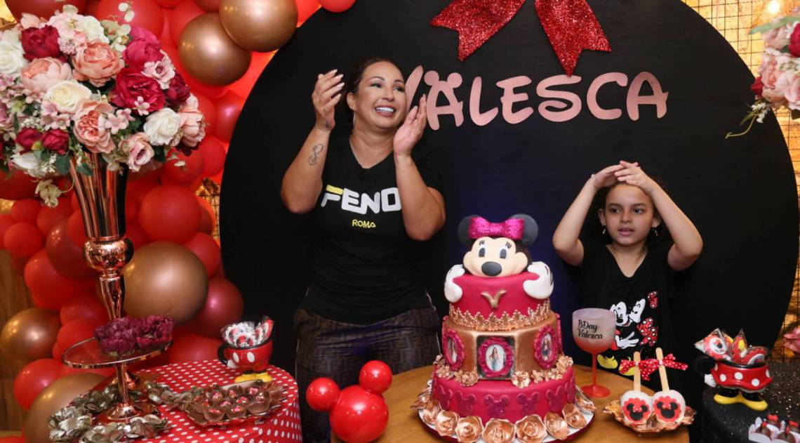Valesca Popozuda ganha festa de aniversário surpresa para comemorar seus 42 anos