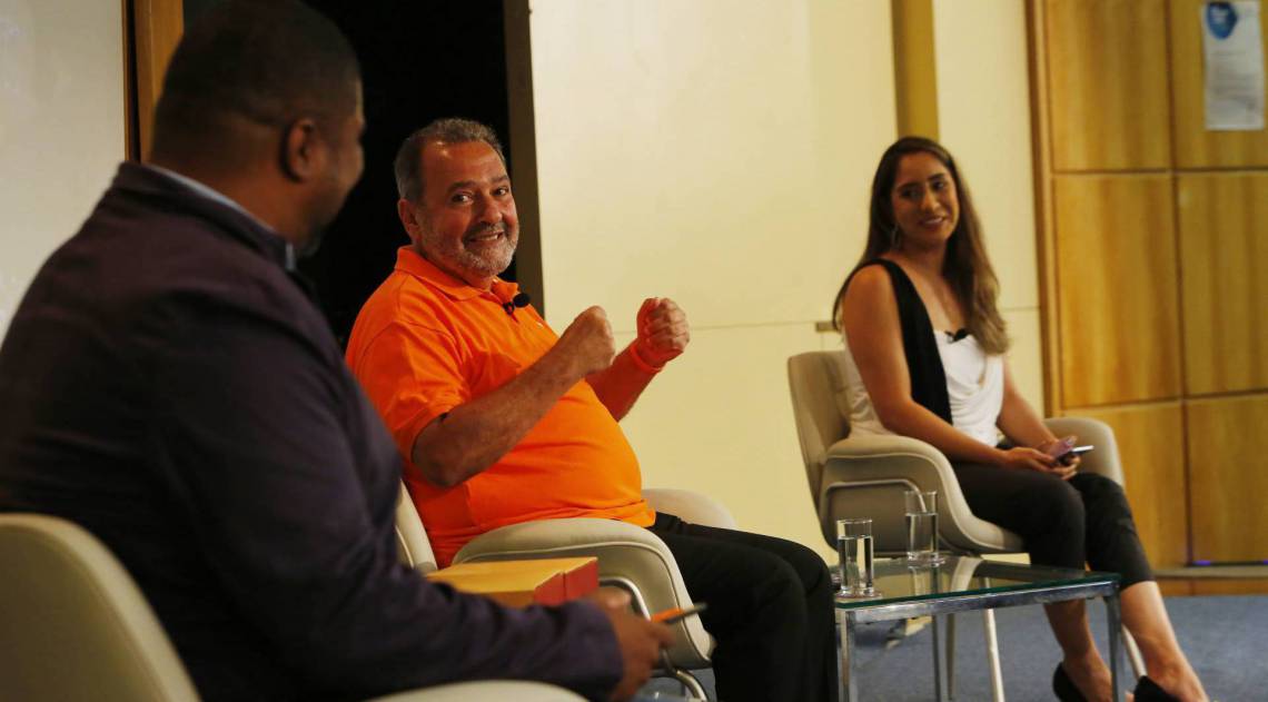 Fred Luz, candidato do Novo, entre os entrevistadores durante a live de O DIA -  Daniel Castelo Branco