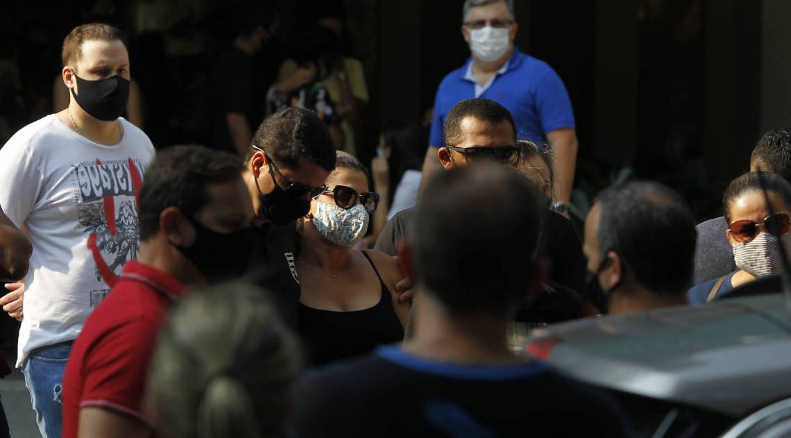  O jovem foi sepultado no Cemit&eacute;rio do Caju na tarde desta quarta-feira