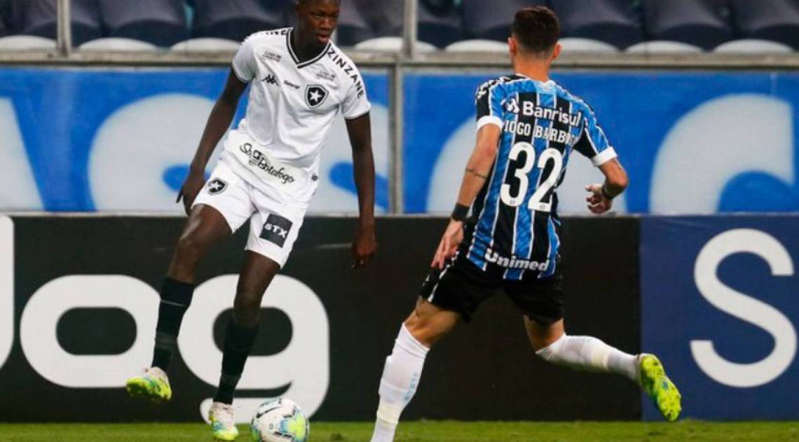 Matheus Babi, que deixou sua marca na etapa inicial, recebe a marcação de Diogo Barbosa, ex-Botafogo