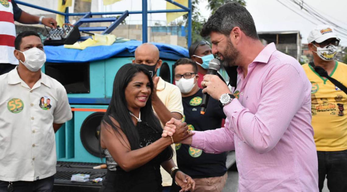 Cris Gêmeas, candidata a prefeita de Mesquita e seu vice, Leonardo Andrade - Divulgação