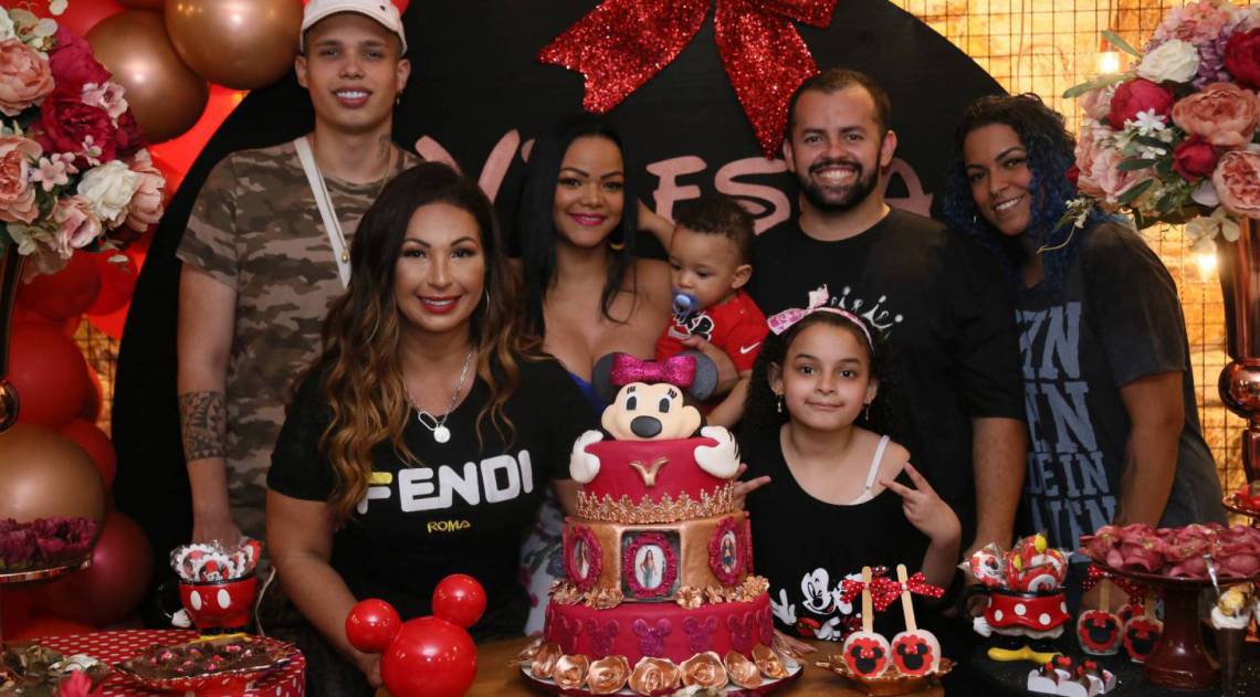 Valesca Popozuda ganha festa de aniversário surpresa para comemorar seus 42 anos