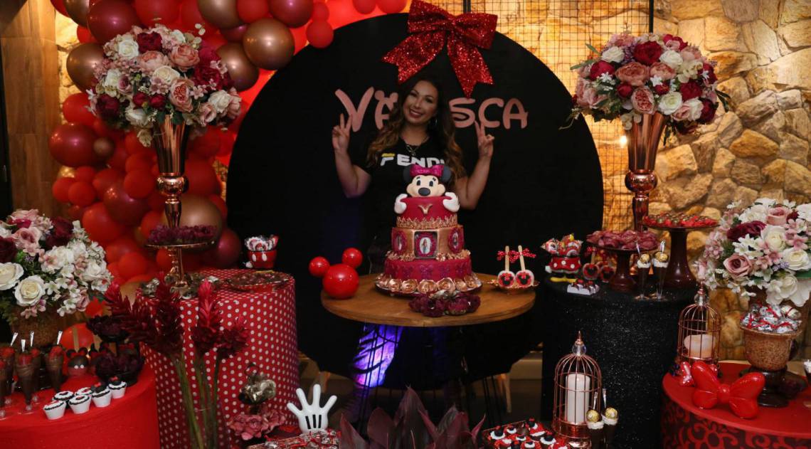 Valesca Popozuda ganha festa de aniversário surpresa para comemorar seus 42 anos