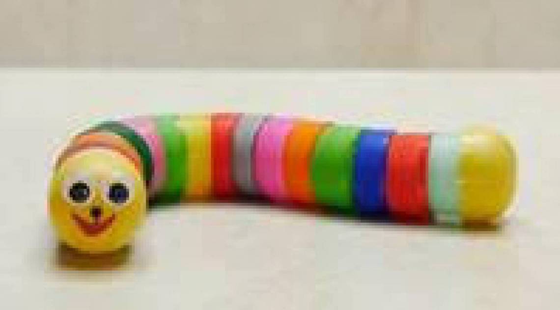 Centopeia de tampinhas - Confira dicas para transformar plástico reciclável em brinquedos