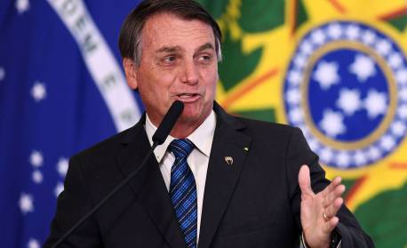 Em live, Bolsonaro pede voto para filho Carlos e outros candidatos em capitais