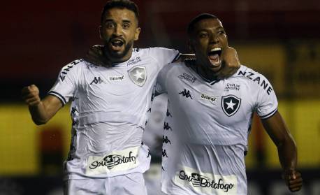 Chamusca revela que Caio Alexandre está perto de sair do Botafogo e espera 'bom retorno financeiro' por Kanu