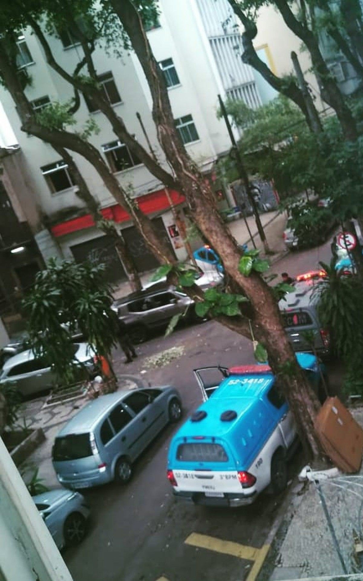 Viaturas da PM estão na porta do prédio, no Catete - REPRODUÇÃO FACEBOOK