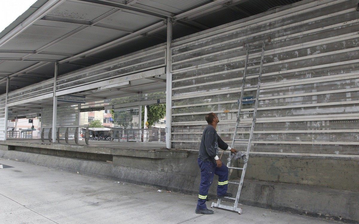 Rio de Janeiro - RJ  - 15/10/2020 - Geral - Operarios fazem manutençao na Estaçao Vila Kosmos do BRT, zona norte do Rio - Foto Reginaldo Pimenta / Agencia O Dia