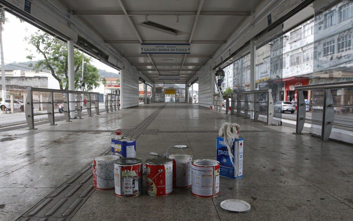 Rio de Janeiro - RJ  - 15/10/2020 - Geral - Operarios fazem manutençao na Estaçao Vila Kosmos do BRT, zona norte do Rio - Foto Reginaldo Pimenta / Agencia O Dia