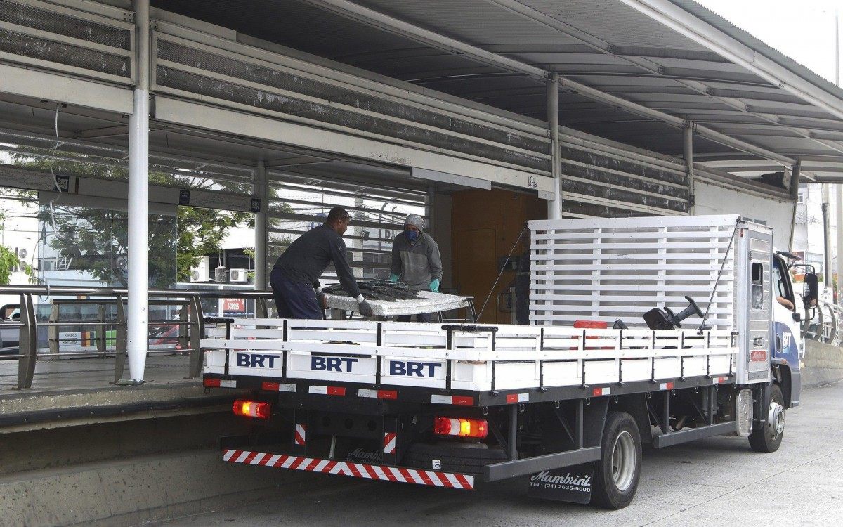 Rio de Janeiro - RJ  - 15/10/2020 - Geral - Operarios fazem manutençao na Estaçao Vila Kosmos do BRT, zona norte do Rio - Foto Reginaldo Pimenta / Agencia O Dia
