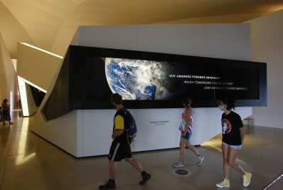 Especialistas divergem sobre liberação de lotação em espaços fechados no Rio