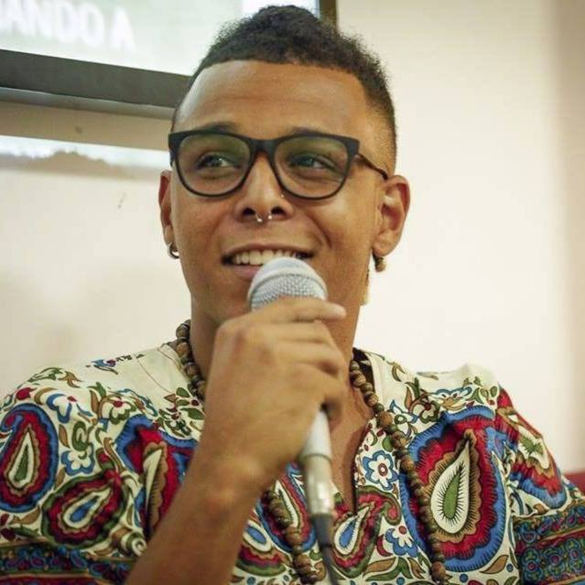 Escritor gon&ccedil;alense lan&ccedil;a livro sobre ritual mo&ccedil;ambicano em restaurante africano do Rio