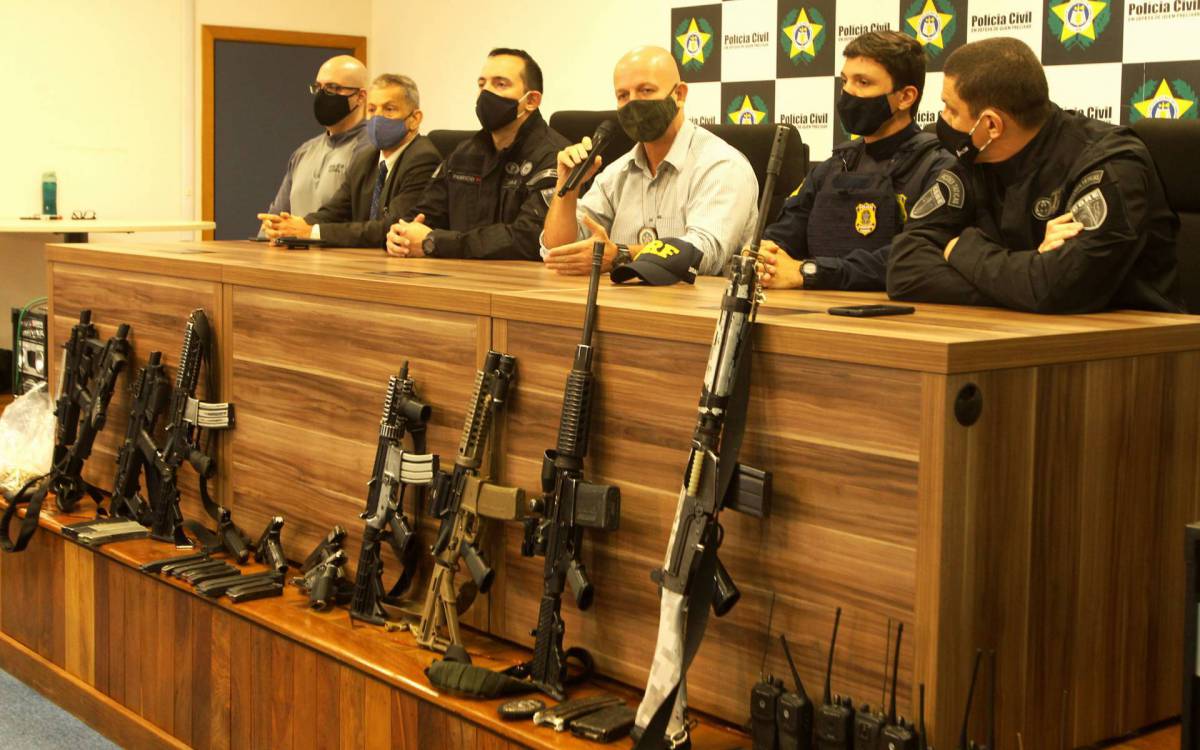 Entrevista coletiva na Cidade da Polícia e apresentação das armas que estavam em poder de bandidos que foram mortos em confronto com a Polícia Civil e PRF. No centro da foto de camisa clara, o Delegado,Rodrigo Oliveira.         Fotos: Estefan Radovicz / Agência O Dia
      Byline - Estefan Radovicz / Agência O Dia