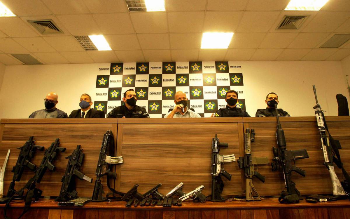 Oito fuzis, quatro pistolas, granada e munição que estavam com os milicianos mortos foram apresentados em coletiva na Cidade da Polícia - Estefan Radovicz