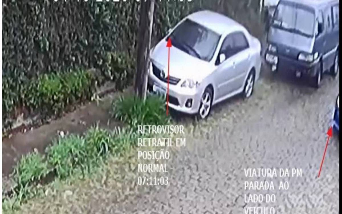 Policial é registrado saindo de carro danificado