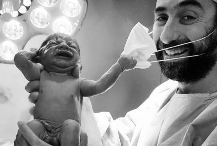 Bebê puxa máscara de obstetra e traz esperança em meio à pandemia